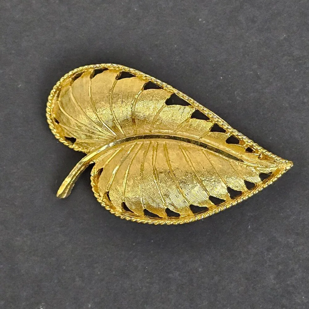 BSK Vintage Brooch Pin‎ Gold Tone Metal Leaf Textured Cutout Open Work Rope